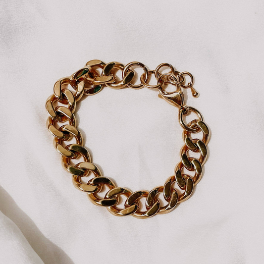 A gold-plated Havana chain bracelet displayed on a neutral background.